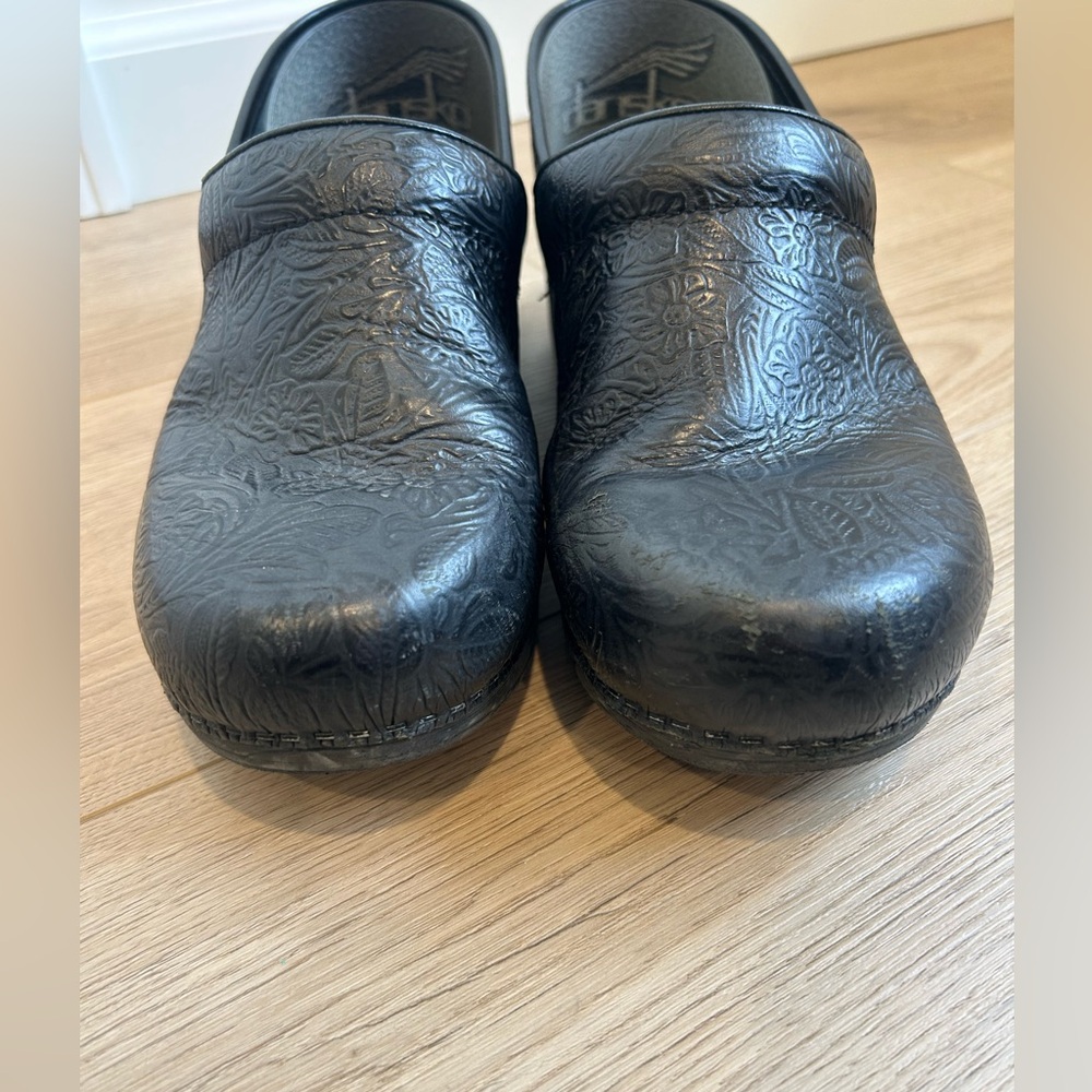 Dansko Black Floral Embossed Leather Comfort Clog Xp 2.0 Size US 9.5 EU 41 - Picture 5 of 13
